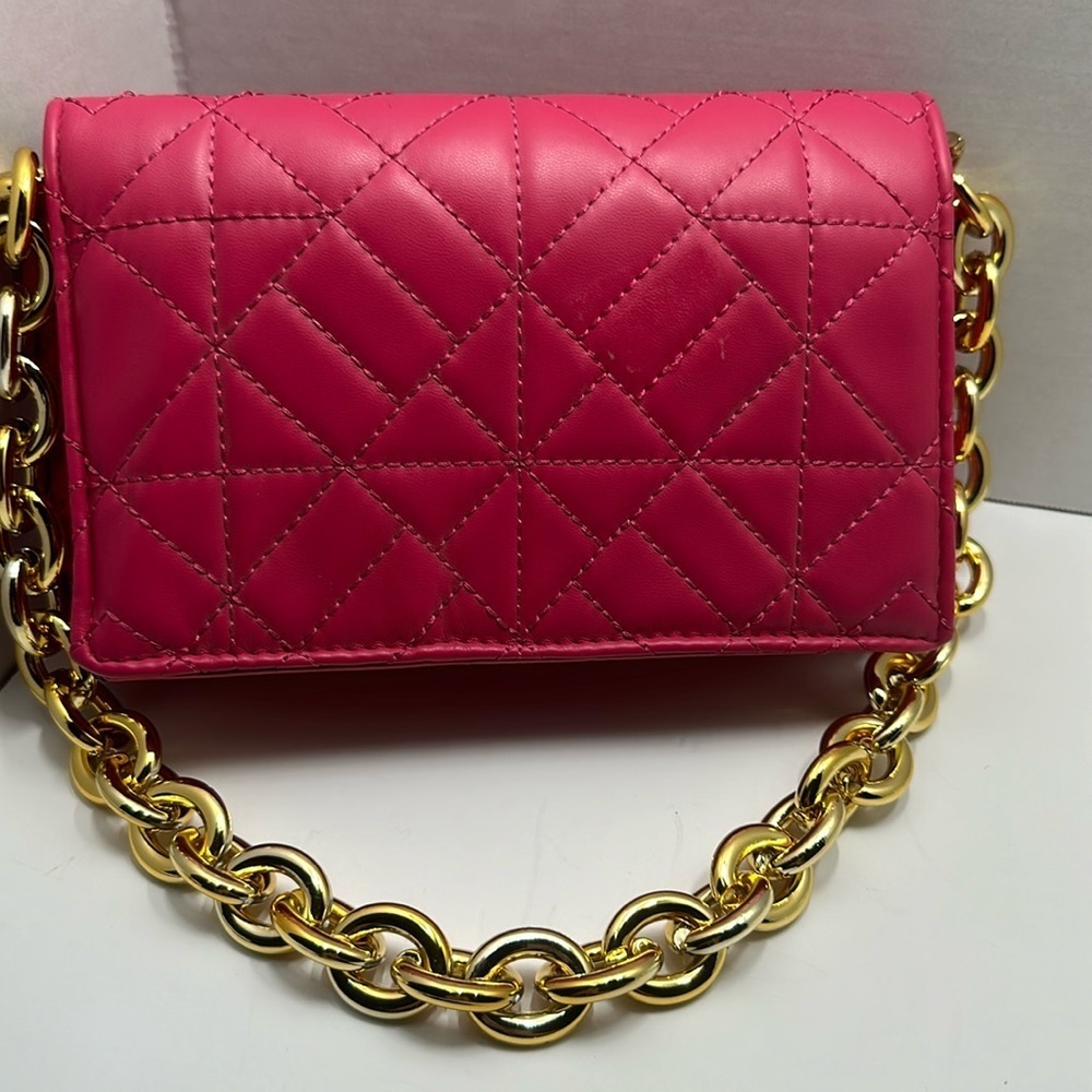 Versatile: pink quilted bag with a gold tone  chain